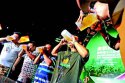 秋季是吃地摊喝瓶酒免不了,适量喝酒增加草莓视频黄色成人